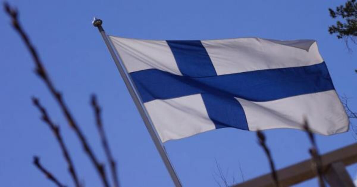 Finland closes its land border with Russia